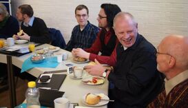 Stärkung mit einem gemeinsamen Frühstück im Neckarauer Volkshaus