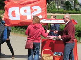 Bernhard Boll hält Ausschau nach einem geeigneten Versteck