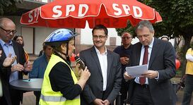 Die Neckarauerinnen und Neckarauer übergaben konkrete Forderungen zur Verbesserung des Verkehrs