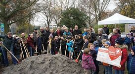 Auch SPD-Bezirksbeiratssprecher Uwe Sievers (links) startete mit Stadtrat Reinhold Götz (6. v.l.) die Sanierung.