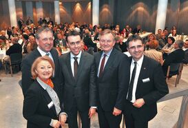 Minister Nils Schmid und Claus Schmiedel werden von Helen Heberer, Stefan Fulst-Blei und OB Peter Kurz begrüßt.