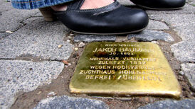 Der Stolperstein in der Mönchwörthstraße 51, wo Jakob Baumann wohnte.