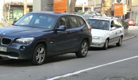 Autos im absoluten Halteverbot blockieren die Fahrbahn