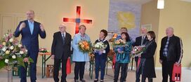 Andreas Adam, Leiter Friedhöfe (li.) und Kurt Kubinski, Vorsitzender Interessengemeinschaft (2.v.l) bei der Einweihung
