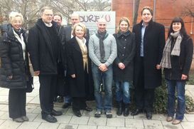 Heberer (3. v. l.), Kamrad (3. v. r.) und Weirauch (2. v. r.) besuchten das Haus des Jugendrechts in Ludwigshafen.