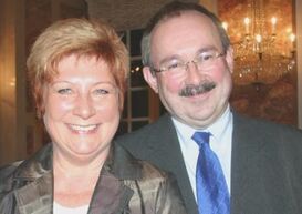 Mathias Kohler gratuliert Karin Steffan zur Bürgermedaille (Bild: Elvira Jakobi)