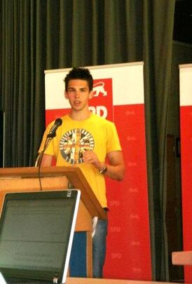 Stellv. Juso-Kreisvorsitzender und stellv. LA-Delegierter Sergej Kaiser beim Einbringen eines Antrags