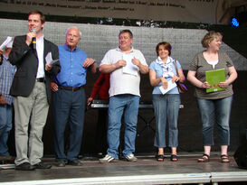 OV-Vorsitzender Andreas Vetter mit Stadtrat Prof.Dr. Horst Wagenblaß und zwei Gewinnern des Preisausschreiben