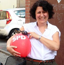 Nazan Kapan auf Tour in den Stadtteilen