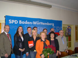 Helen Heberer und Kreisvorsitzender Wolfgang Katzmarek mit den Vertretern der 8 Ortsvereine im Süden