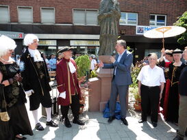 OB Dr. Peter Kurz bei der Einweihung der Nepomuk-Statue