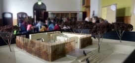 Foto: 68Deins! Bei einem Workshop für Kinder u. Jugendliche zeigte das Architekturbüro ein Modell des Neubaus.
