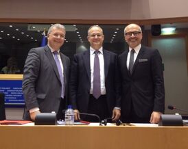 Peter Simon, stv. Vorsitzender, Roberto Gualtieri, Ausschussvorsitzender, Markus Ferber, stv.Vorsitzender (v.r.n.l.)