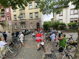 Wir treffen uns mit dem Fahrrad um 17 Uhr auf dem Marktplatz Neckarau