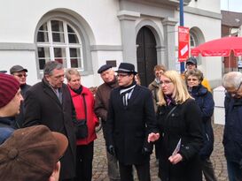 Melanie Seidenglanz (rechts) und Ralf Eisenhauer (Mitte) fürhten durch das Sanierungsgebiet