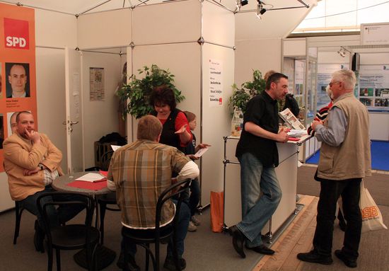 Lebhafte Diskussionen am Stand